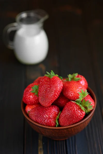 Tazón Fresas Rojas Jugosas Sobre Una Mesa Rústica Madera Concepto — Foto de Stock