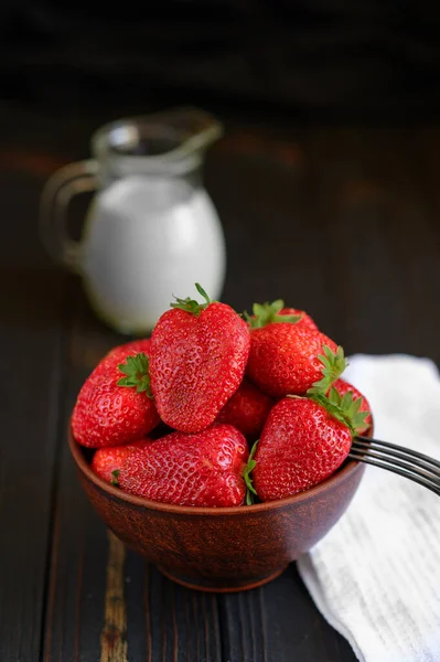 Bol Fraises Rouges Juteuses Sur Une Table Rustique Bois Alimentation — Photo