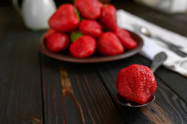 Bol Fraises Rouges Juteuses Sur Une Table Rustique Bois Alimentation — Photo