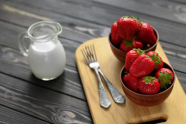 Bol Fraises Rouges Juteuses Sur Une Table Rustique Bois Alimentation — Photo