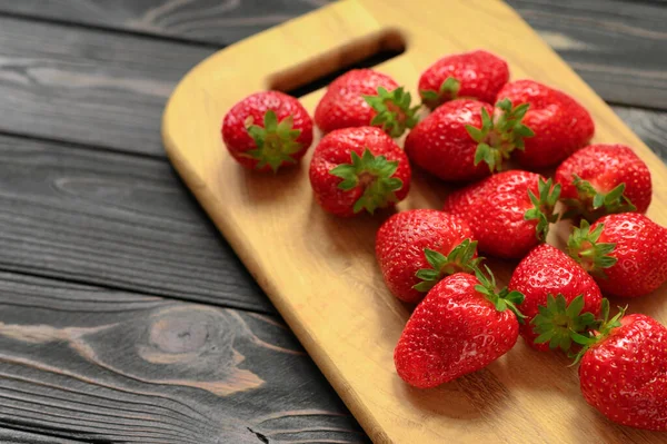 Fraises Rouges Juteuses Sur Une Table Rustique Bois Concept Collations — Photo