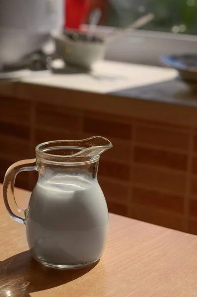 素朴なテーブルの上にミルクのジャグ — ストック写真
