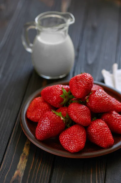 Tazón Fresas Rojas Jugosas Sobre Una Mesa Rústica Madera Concepto — Foto de Stock