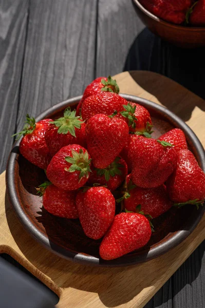 Assiette Fraises Rouges Juteuses Sur Une Table Rustique Bois Concept — Photo