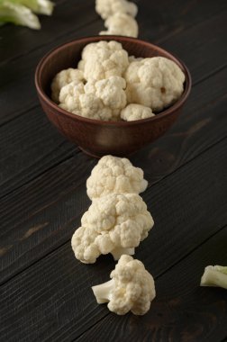 Ahşap zemin üzerinde çiğ, taze organik karnabahar. Sağlıklı beslenme, düşük karbonhidrat diyeti