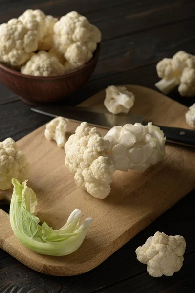 Coliflor Orgánica Cruda Fresca Sobre Fondo Madera Alimentación Saludable Concepto — Foto de Stock