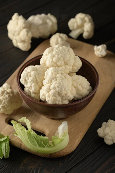 Ahşap zemin üzerinde çiğ, taze organik karnabahar. Sağlıklı beslenme, düşük karbonhidrat diyeti