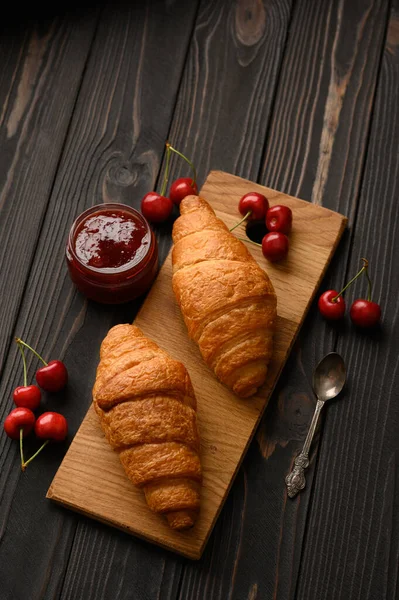 Ízletes Finom Croissant Lekvárral Egy Asztalon — Stock Fotó