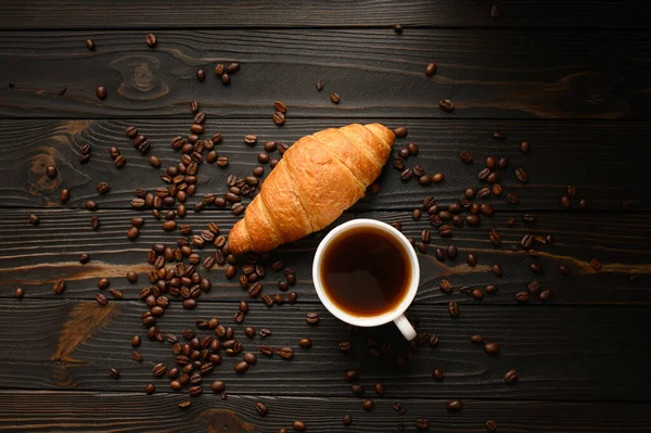 Croissants Con Café Granos Café Sobre Fondo Madera — Foto de Stock