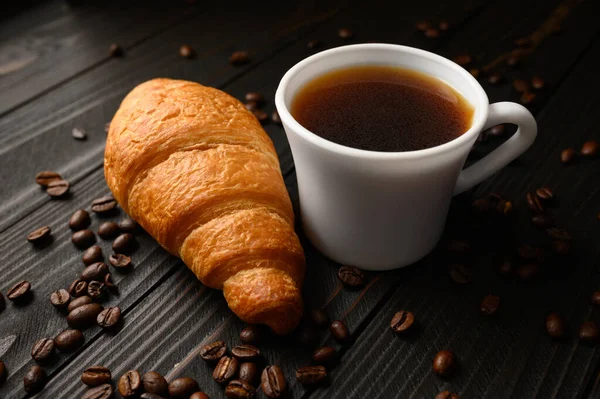 Croissants Con Café Granos Café Sobre Fondo Madera — Foto de Stock