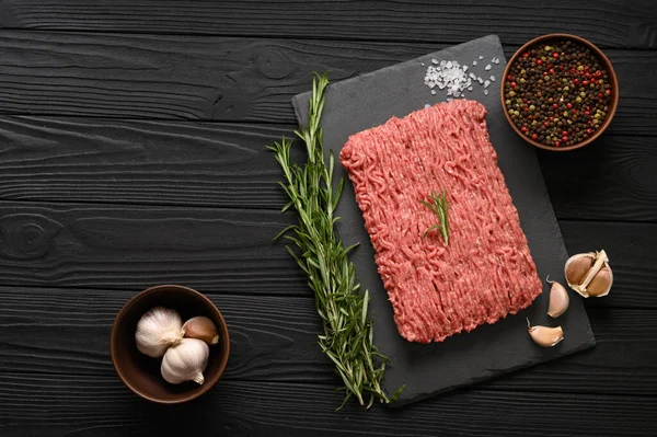 Carne Fresca Cruda Carne Pollo Molida Una Tabla Cortar Madera —  Fotos de Stock