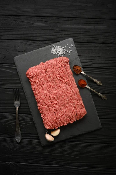 Carne Fresca Cruda Carne Pollo Molida Una Tabla Cortar Madera — Foto de Stock