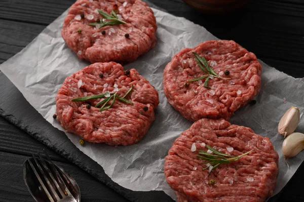 Hamburguesas Carne Cruda Tablero Madera Del Carnicero Romero Pimienta Fondo —  Fotos de Stock