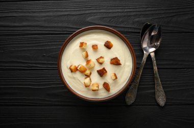 Kremalı karnabahar çorbası ve ev yapımı kızarmış ekmek..