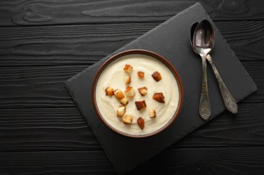 Kremalı karnabahar çorbası ve ev yapımı kızarmış ekmek..