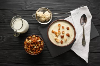 Kremalı karnabahar çorbası ve ev yapımı kızarmış ekmek..