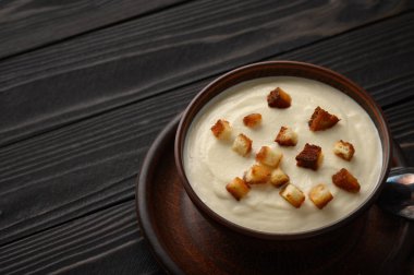 Kremalı karnabahar çorbası ve ev yapımı kızarmış ekmek..