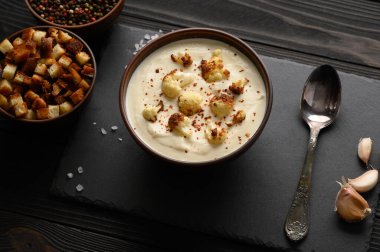 Kremalı karnabahar çorbası, kızarmış karnabahar ve kızarmış ekmek..