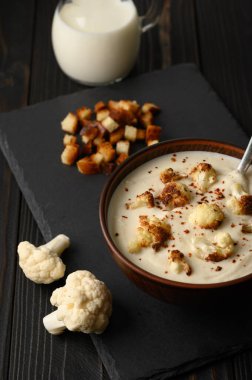 Kremalı karnabahar çorbası, kızarmış karnabahar ve kızarmış ekmek..