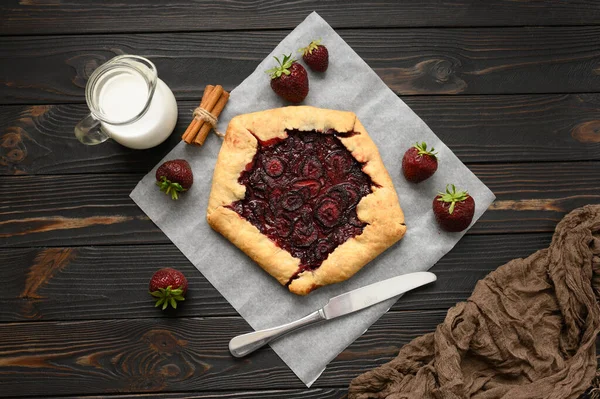 Galette Fraises Sur Fond Bois Foncé Fait Maison — Photo