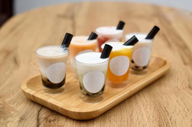 Tapyoka incili bezelye sütü çayı. Bir logo için yer