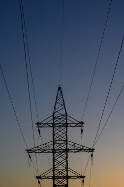 ABD 'de alacakaranlıkta iletişim kulelerinin (güç kulesi, elektrik pilonu, çelik kafes kulesi) grup silueti