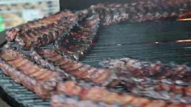 Restoranda ızgarada domuz pirzolası kızartma işlemi.