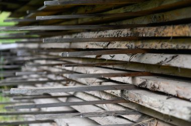 Bir sürü tahta. Tahtalar istiflenmiş. İnşaat malzemeleri. Ahşap ürün deposu.