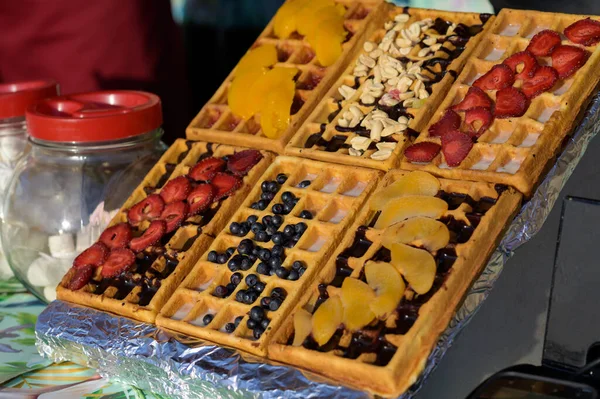 Belgische Waffeln Mit Schokolade Kiwi Ananas Nüssen Und Rosinen Festival — Stockfoto