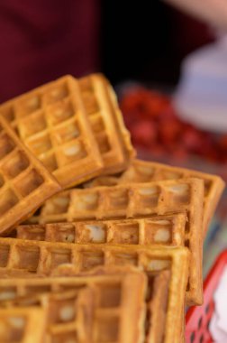 Sokak yemekleri festivalinde geleneksel kırsal waffle 'ı kapat. Açık hava yemek servisi gastronomisi ve paket yemek konsepti