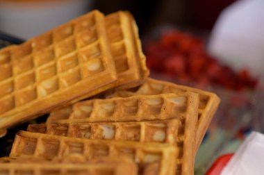 Sokak yemekleri festivalinde geleneksel kırsal waffle 'ı kapat. Açık hava yemek servisi gastronomisi ve paket yemek konsepti