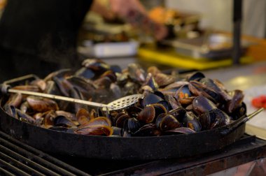 Limon ile pişmiş kızarmış midye. Sokak seefood