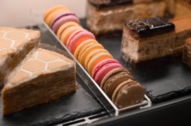 Taze renkli kurabiyeler, yakın çekim, kahve dükkanında satış..