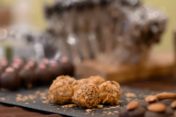 Eine Reihe Dunkler Schokoladenbonbons Zum Verkauf — Stockfoto