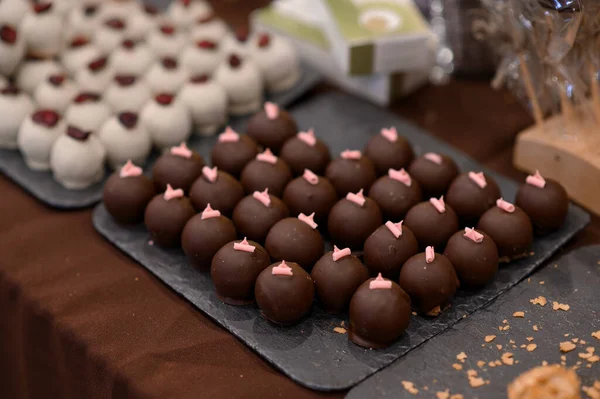 Satılık Bir Takım Siyah Çikolata Şekeri — Stok fotoğraf