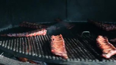 Domuz pirzolası ızgarada dönüyor. Duman ve ateşle.