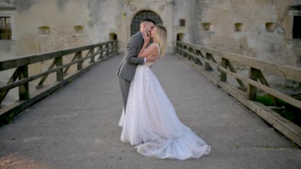 Nygifte Kysser Lidenskapelig Bak Det Gamle Slottet – stockvideo