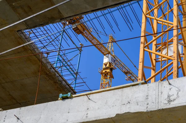 Kran Und Baustelle Vor Blauem Himmel — Stockfoto