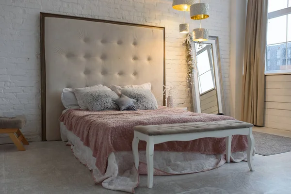 Lit Confortable Avec Oreillers Dans Chambre Design Intérieur Élégant — Photo