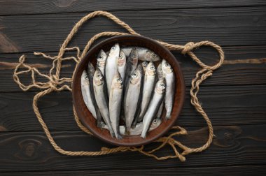 Kırsal ahşap arka planda taze sardalyalar..