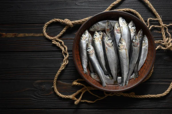 Sardinas Frescas Sobre Fondo Rústico Madera —  Fotos de Stock