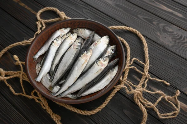 Kırsal Ahşap Arka Planda Taze Ringa Balığı Yakın Çekim — Stok fotoğraf