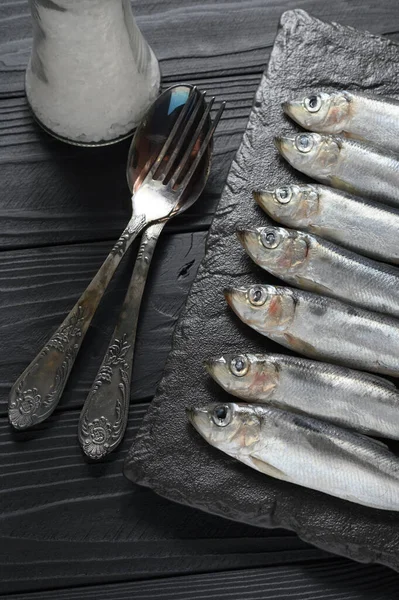 Sardinas Frescas Sobre Fondo Rústico Madera —  Fotos de Stock