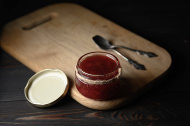 Cam kavanozda çilek reçeli.