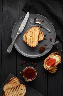 Kahveli, tostlu, reçelli ve tereyağlı Continental kahvaltı. Nefis kahve masası..