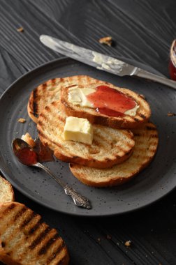 Kahveli, tostlu, reçelli ve tereyağlı Continental kahvaltı. Nefis kahve masası..