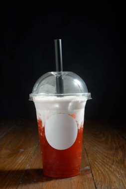 Sütlü kabarcık çay plastik kap içinde tapyoka inci ile