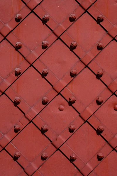 Kırmızı Kapı Detayı Ile Dövme Demir Süsler — Stok fotoğraf