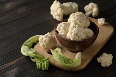 Ahşap zemin üzerinde çiğ, taze organik karnabahar. Sağlıklı beslenme, düşük karbonhidrat diyeti