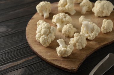 Ahşap zemin üzerinde çiğ, taze organik karnabahar. Sağlıklı beslenme, düşük karbonhidrat diyeti